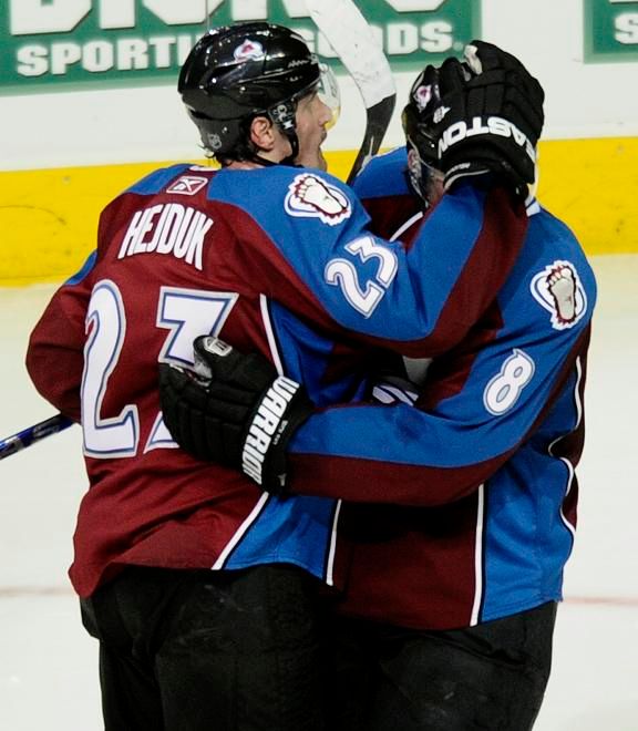 Milan Hejduk (vlevo) slaví svůj 300. gól v NHL | Foto: Reuters