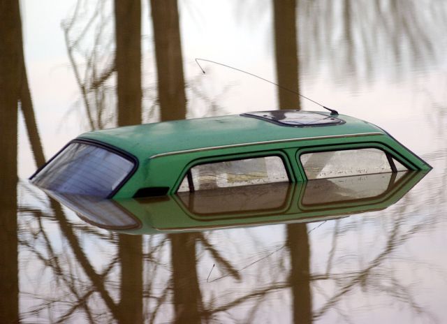 Zatopené auto v Olomouci-Černovíře na snímku. | Foto: Aktuálně.cz