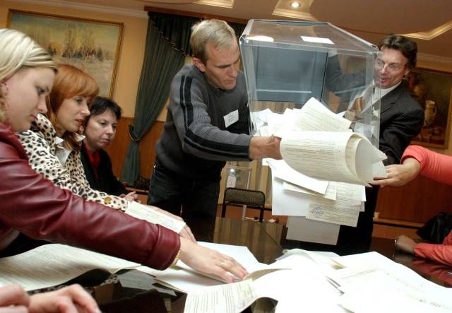 Volební komise v jednom z kyjevských obvodů se chystá přepočítávat další várku hlasů. | Foto: Reuters