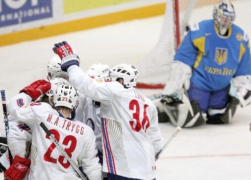 Norští hokejisté se radují z gólu do sítě ukrajinského gólmana Vadima Seliverstova. | Foto: Reuters