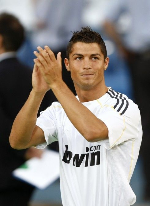 Cristiano Ronaldo tleská přítomným fanouškům | Foto: Sport