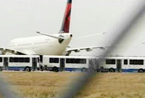 Letoun Northwest Airlines byl po vyhlášení poplachu odstaven na letišti v Detroitu. (Snímek byl pořízen z televizních záběrů.) | Foto: Reuters