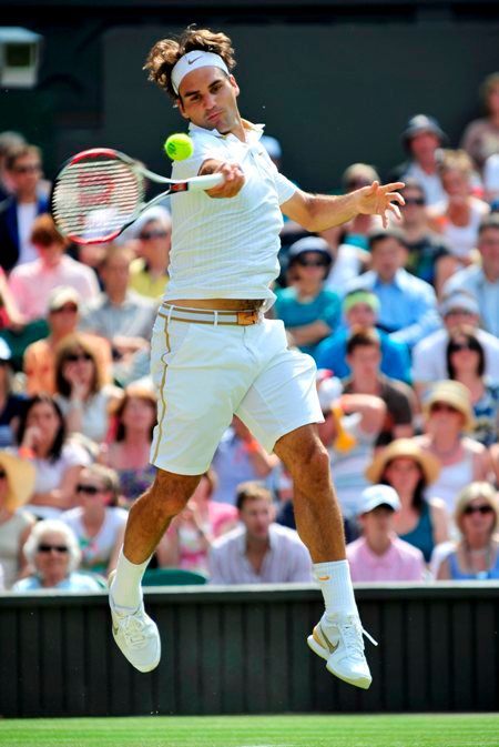 Roger Federer ve Wimbledonu nezaváhal ani proti Němci Kohlschreiberovi. | Foto: Reuters