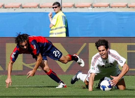 Giuseppe Biava a navrátilec Kaká při souboji o míč | Foto: Reuters