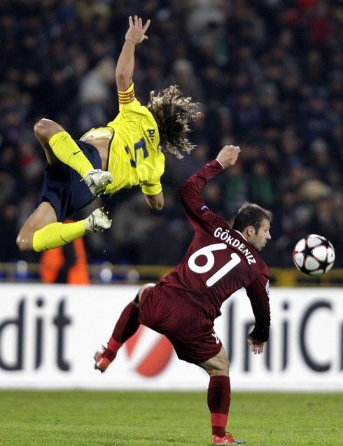 Carles Puyol v tvrdém souboji s Karadenizem | Foto: Sport