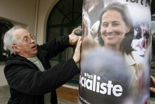 Příznivec prezidentské kandidátky Segolene Royalové vylepuje její plakátek na strom ve městě Anglet na jihozápadě Francie. | Foto: Reuters