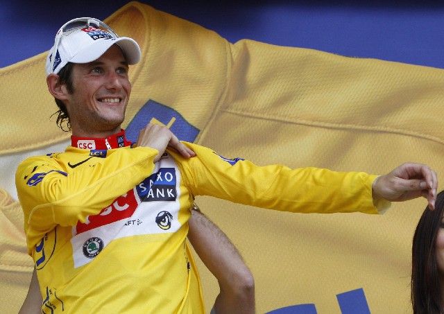 Lucemburčan Frank Schleck se obléká do žlutého trikotu pro vedoucího jezdce Tour de France. | Foto: Reuters