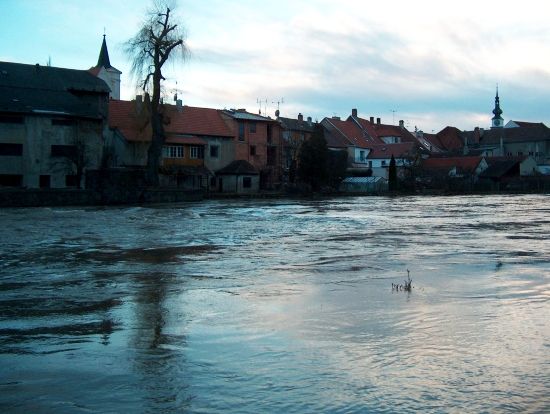 fotky jsou pořízené před chvílí. Jde zde videt protékající řeka Jihlava městěm Třebíč. Voda zase začala stoupat a to tempem 1cm za hodinu, ale uvidíme jak se to bude vyvíjet dále. Radek z Třebíče | Foto: Radek z Třebíče