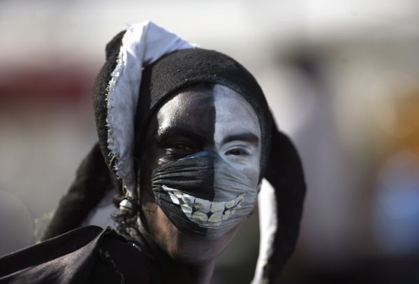 Další mexický pouliční mim, který oblékl masku. Je to součást představení, nebo se chce sám chránit? | Foto: Reuters