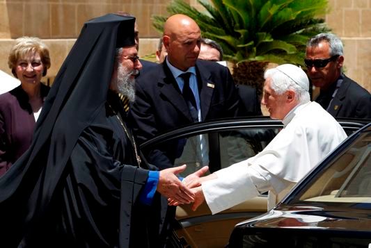 Kyperský pravoslavný arcibiskup Chrysostomos II. vítá papeže Benedikta XVI. | Foto: Reuters