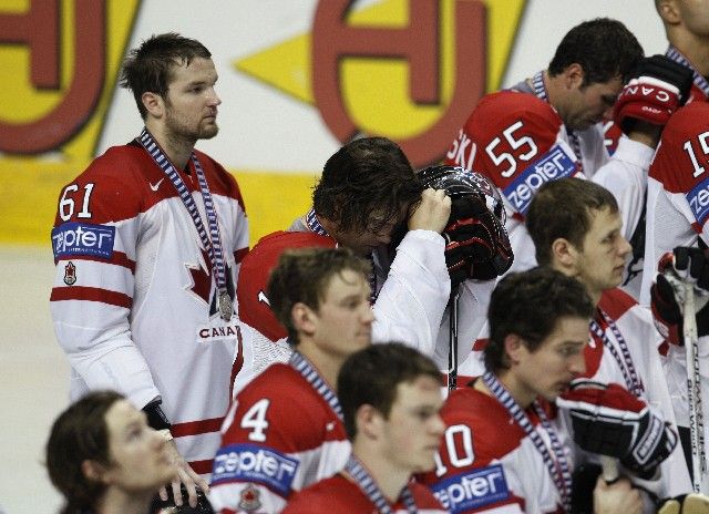 Je konec. Rick Nash (vlevo) a další hráči Kanady nemohou uvěřit tomu, že na ně zbyla jen stříbrná medaile. | Foto: Reuters