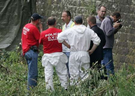 Policie ohledává místo, kde byly nalezeny ostatky jedné z dívek. | Foto: Reuters