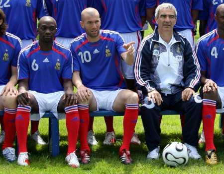 Makelele, Zidane a trenér Domenech pózují při focení týmu. | Foto: Reuters