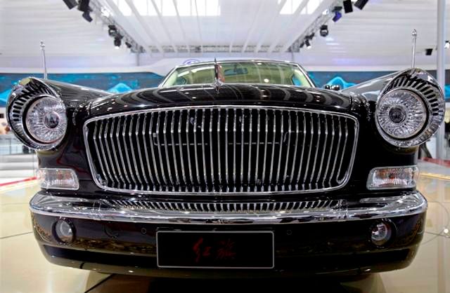 Premiéru měl i nový vůz luxusní čínské značky Hongqi | Foto: Reuters