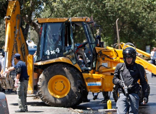 Teroristický incident. Den před příjezdem Obamy do Izraele zaútočil palestinský řidič bagrem na auta a chodce na ulici v blízkosti hotelu, který si Obama vybral k přenocování. Čtěte více: Terorista útočil v Izraeli u hotelu, kde nocuje Obama | Foto: Reuters