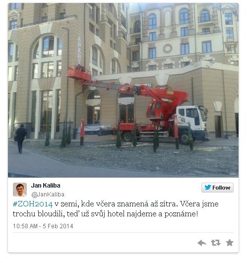 Jan Kaliba z Českého rozhlasu se konečně dozvěděl, jak se vlastně jmenuje hotel, ve kterém je od předchozího dne ubytovaný. | Foto: Twitter