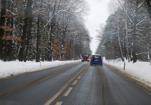 A neradovat se, že silnice posolená. Tohle blátíčko klouže více než čerstvý sníh | Foto: Radek Pecák