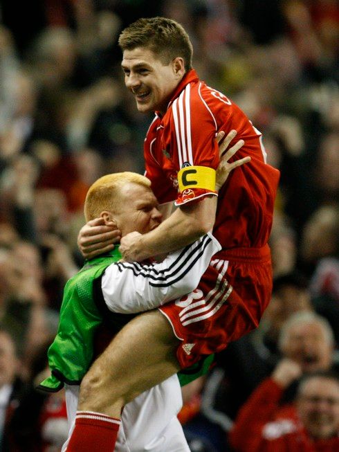 Steven Gerrard později přetavil pokutový kop ve vítěznou branku a mohl se radovat z postupu | Foto: Reuters