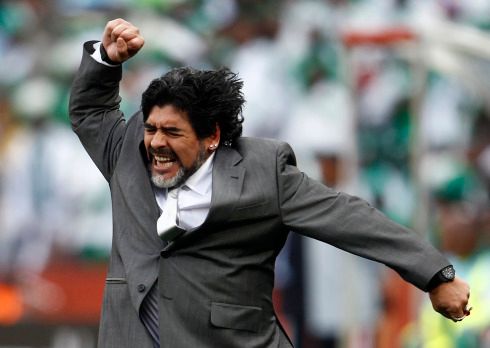 Takto Maradona oslavil první výhru na šampionátu. Emocím nechává volný průběh podél postranní čáry, kde strávil skoro celý zápas vestoje | Foto: Reuters