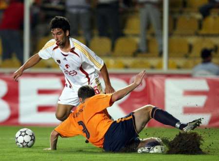 Arda Turan z Galatasaray Istanbul (vlevo) bráněným boleslavským Františkem Ševinským. | Foto: Reuters