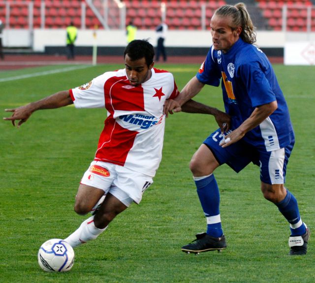 Michel Costa - Do Slavie přišel na testy na počátku roku 2007 jako kapitán třetiligového brazilského Gremio Barueri, v sešívaném zůstal do léta stejného roku, kdy odešel na hostování do Sokolova. V následující zimní přestávce pak přestoupil do Příbrami. Loni v říjnu ve svých šestatřiceti letech podlehl vážné nemoci, bohužel mu nepomohla ani transplantace kostní dřeně. | Foto: ČTK