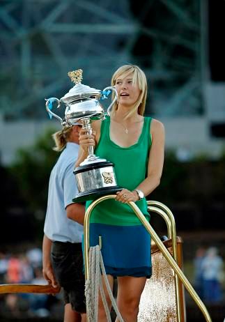 Maria Šarapovová pózuje s trofejí u řeky Yarra | Foto: Reuters