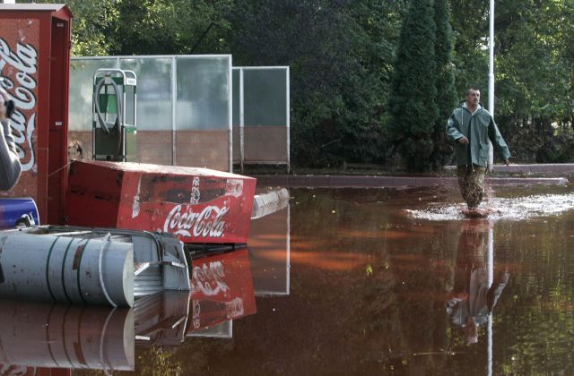 Až odpoledne vydává první stanovisko firma MAL, které továrna patří. Prý nic nezanedbala, na nádrži nebyly žádné stopy poškození a katastrofu nešlo předvídat. Vedení společnosti také tvrdí, že uniklá tekutina by "podle standardů EU" neměla být nebezpečná. | Foto: Reuters