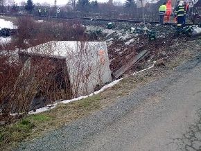 Škoda na vlaku činí přibližných 750 tisíc, na nákladním autě 200 tisíc korun. Škoda na trati je 300 tisíc. | Foto: Drážní inspekce