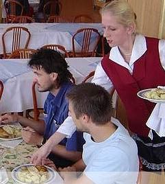 Budoucí servírka při odborném výcviku v restauraci. | Foto: http://www.sougastro.cz