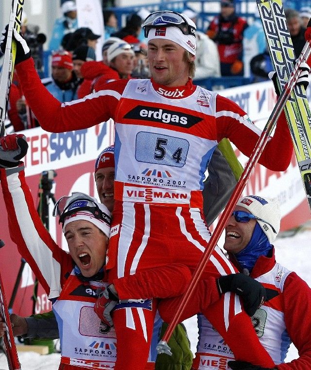 Norský finišman Petter Northug na ramenou svých kolegů ze zlaté štafety na MS v Sapporu. | Foto: Reuters