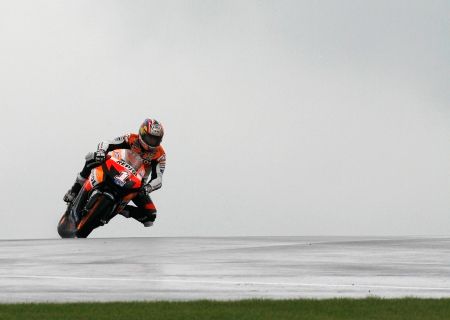 Jezdec Hondy MotoGP Nicky Hayden při tréningu na Velkou cenu Anglie. | Foto: Reuters