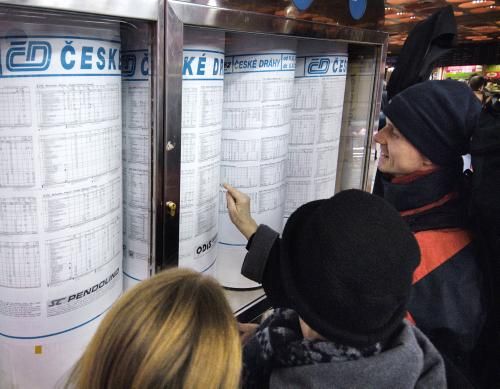 Cestující si na Hlavním nádraží v Praze zapisují údaje o vlakovém spojení. České dráhy od 26. února pozměnily jízdní řád. Podle mluvčího ČD Aleše Ondrůje proto, aby na sebe vlaky líp navazovaly. Tarify firma nemění, novinkou bude pouze od 1. března rozšíření slev pro seniory také na cizince. | Foto: ČTK