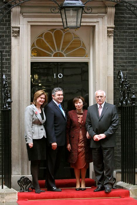 Poslední zastávka Václava Klause byla v Downing Street číslo 10. Prezidentský pár u dveří přivítal premiér Gordon Brown s manželkou. | Foto: Ondřej Besperát