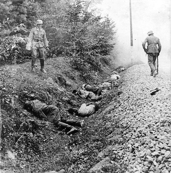 Do Rumunska se stáhlo asi 120 tisíc vojáků, většina z nich se pak přidala k polským jednotkám v armádách ve Francii a Velké Británii. Maršál Rydz-Śmigły se pokusil zapojit do protiokupačního odboje, ale zemřel na infarkt v prosinci 1941 jen několik týdnů poté, co se mu podařilo vrátit z Rumunska do Varšavy. Na snímku polští váleční zajatci zabití nacisty v první polovině září 1939. | Foto: Wikipedia / Public domain