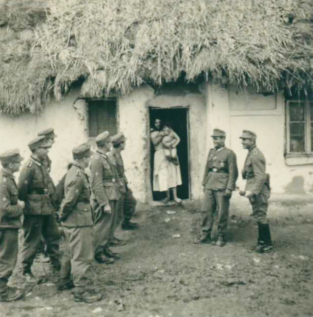 Nacističtí vojáci romské ženy nezřídka znásilňovali a jinak ponižovali. | Foto: The Robert Dawson Romany Collection