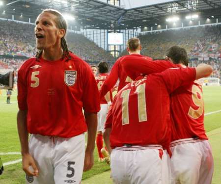 Angličan Rio Ferdinand slaví se spoluhráči gól Joe Cola proti Švédsku. | Foto: Reuters