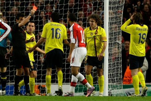 Za penaltový faul inkasoval Puyol také červenou kartu | Foto: Reuters