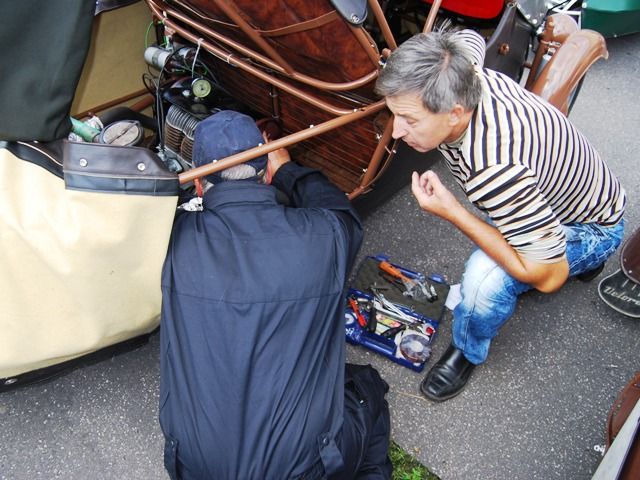 Stejně jako nutné opravy před startem na vyjížďku | Foto: Radek Pecák