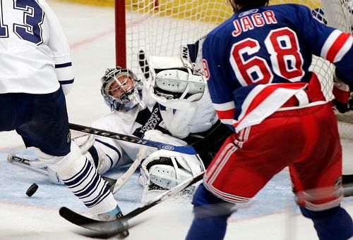 Torontský brankář Vesa Toskala kryje střelu Jaromíra Jágra z New Yorku Rangers. | Foto: Reuters