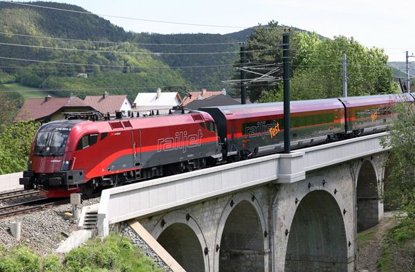 ...další spojení se plánují od roku 2009 na jih Rakouska do Grazu a Villachu, v roce 2010 do Prahy a dále mezi Vídní a Frankfurtem a mezi Salzburkem a Landeckem. Další plány ÖBB sahají až do roku 2013 | Foto: Siemens