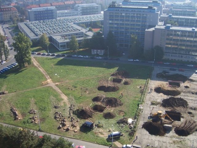 Flemingovo náměstí v Dejvicích - místo pro knihovnu. Zatím probíhá jen archeologický průzkum | Foto: STK