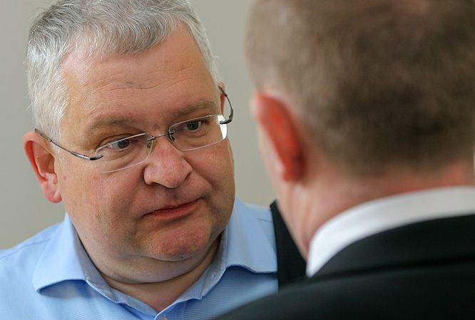 Roman Vaškůj na chodbě přerovského soudu. | Foto: Tomáš Adamec, Aktuálně.cz