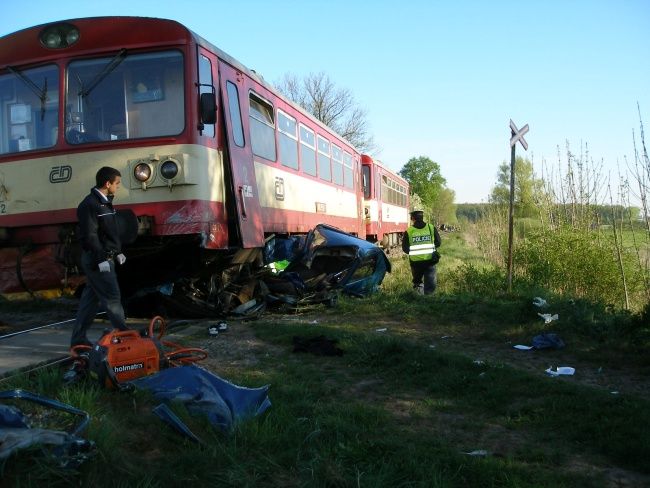 Vlak za sebou táhl osobní vůz čtvrt kilometru | Foto: HZS Královehradeckého kraje