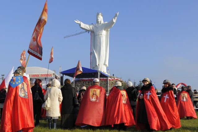 Sešly se tu stovky lidí, ne všichni byli nadšeni tím, že socha je tak obrovská (36 metrů vysoká). Peníze se mohly použít i na bohulibější účely. | Foto: ČTK