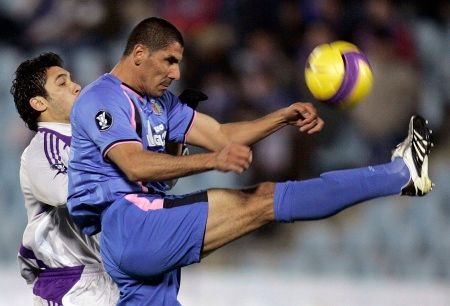 Cata Diaz z Getafe bojuje o míč s Ahmedem Hassanem z Anderlechtu během utkání Poháru UEFA. | Foto: Reuters