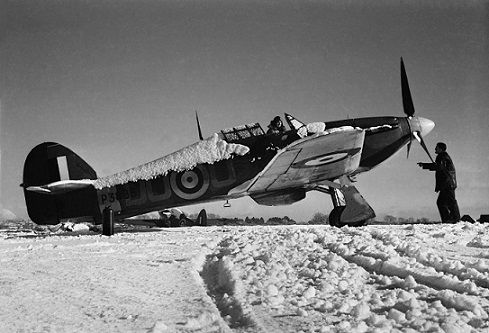 Fotografie jednoho z mála tuzemských válečných fotografů druhé světové války Ladislava Sitenského, ověnčeného řadou cen a množstvím výstav, můžete zhlédnout na výstavě Perutě do 25. dubna. Na snímku kapitán Jaške z 312. čs. stíhací perutě ve svém Hurikánu. | Foto: Ladislav Sitenský