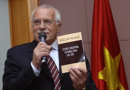 Prezident Václav Klaus drží v ruce vietnamský překlad jedné ze svých posledních knih o problematice Evropské unie a hovoří s místními bohemisty, s nimiž se setkal 29. září v Hanoji během oficiální návštěvy Vietnamu. | Foto: čtk