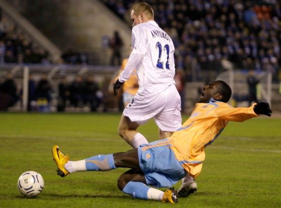 Pavel Pogrebnyak z Petrohradu a Niang z Marseille | Foto: Reuters