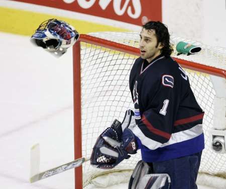 Gólman Vancouveru Canucks Roberto Luongo vyhazuje masku v utkání proti Dallasu. | Foto: Reuters