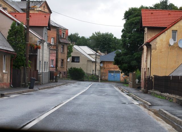 Ta modrá vrata garáže mohou působit jako magnet | Foto: Radek Pecák